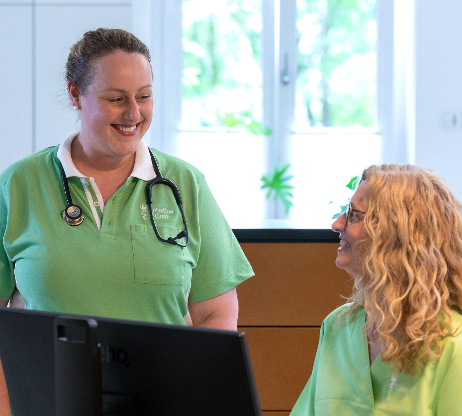 Christina Bittner im Gespräch mit einer Mitarbeiterin